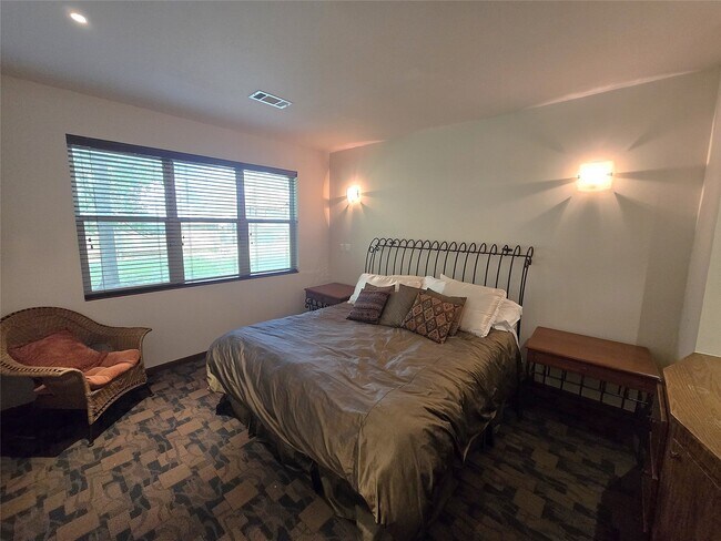 Building Photo - 3231 Hemingway Dr