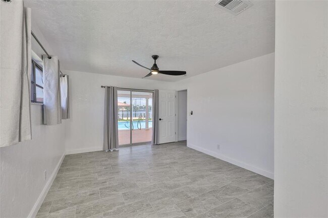 Building Photo - 6422 Lake Sunrise Dr