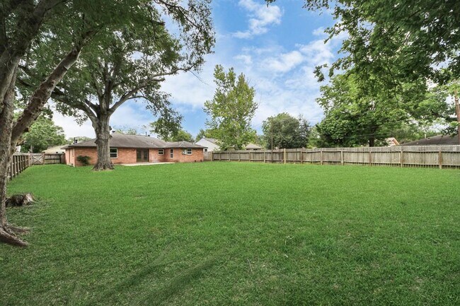 Building Photo - 9615 Meadowvale Dr