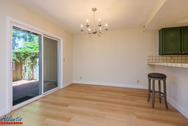 Building Photo - Live Oak Townhouse | Desirable Location