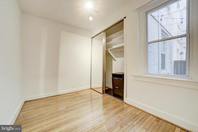 Building Photo - 3520 W Pl NW