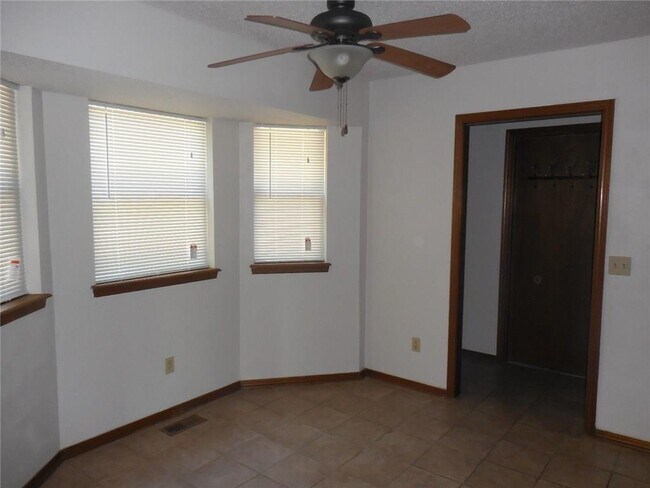 Building Photo - 12613 Whispering Hollow Dr