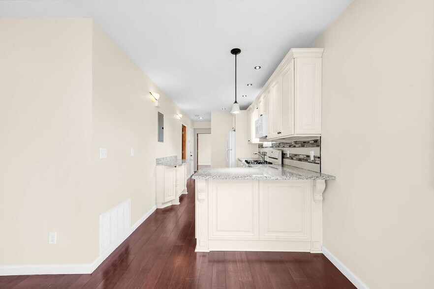 Building Photo - 620 McGillvray Pl