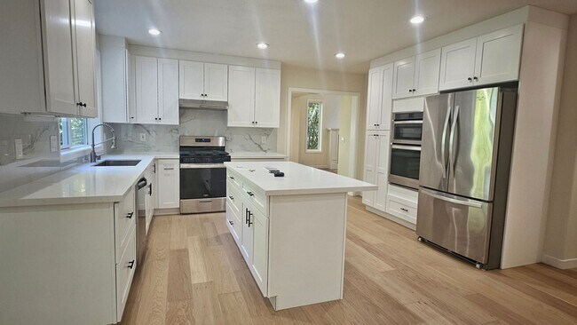 Building Photo - Beautiful 4 Bed 2.5 Bath  3190 sq ft Home ...