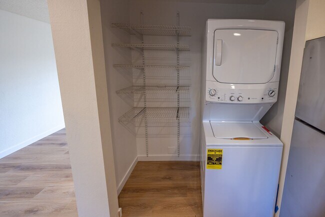 Building Photo - Just updated! - 2 Bedroom Condo in Washougal