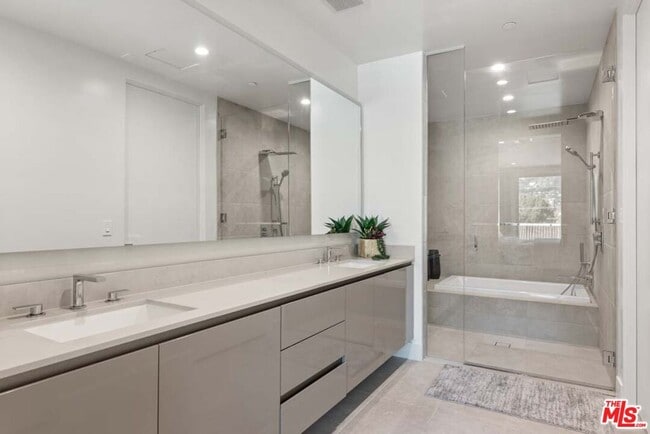 Building Photo - 728 N Sweetzer Ave