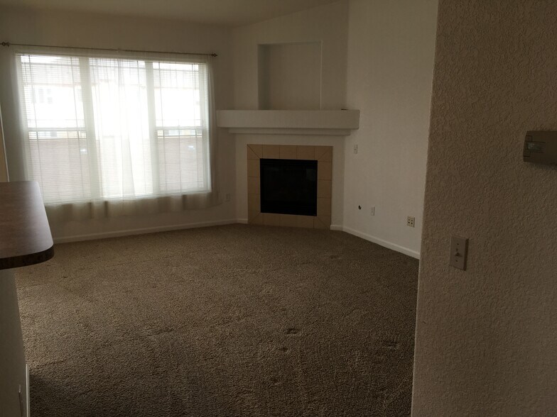 Building Photo - 8520 S Holland Ln