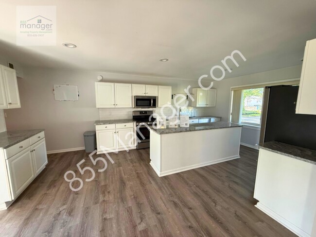 Building Photo - Updated 4-Bedroom with Primary Suite & Fen...