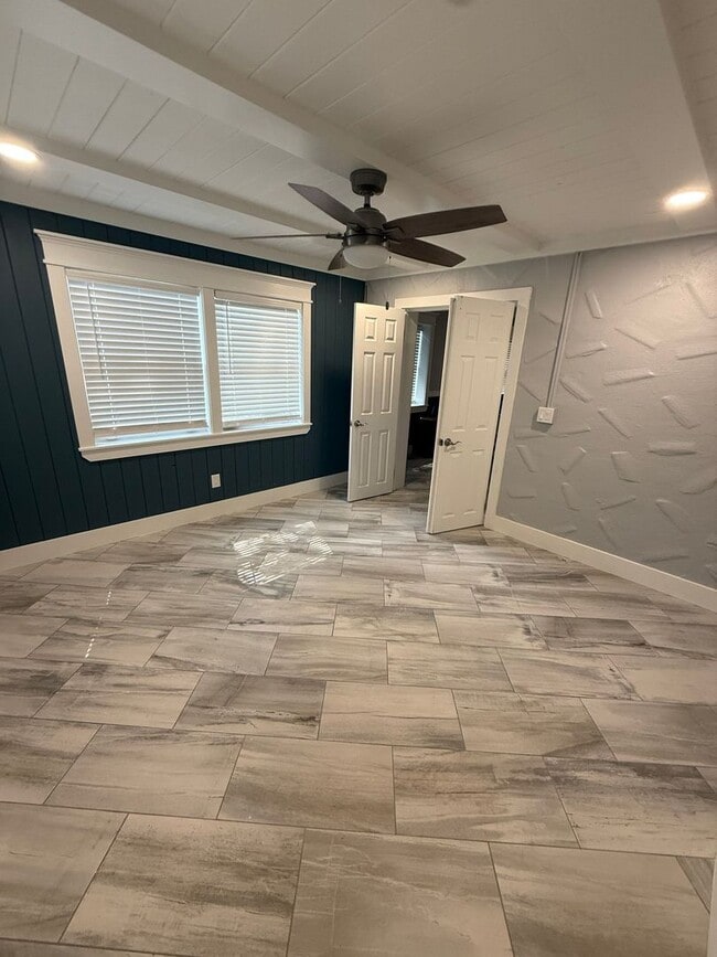 Building Photo - 4 bedroom 1 bath house with a large fenced...