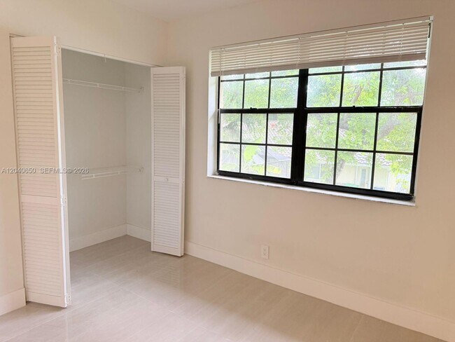 Building Photo - 2830 Coral Springs Dr