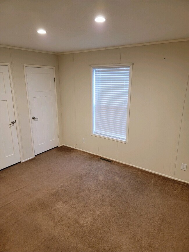 Building Photo - 2 Bedroom/1 Bathroom Mobile Home