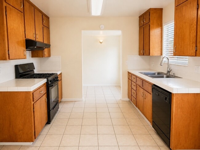 Building Photo - 305 E Encore Dr