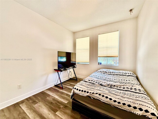 Building Photo - 2900 Cascada Isle Way