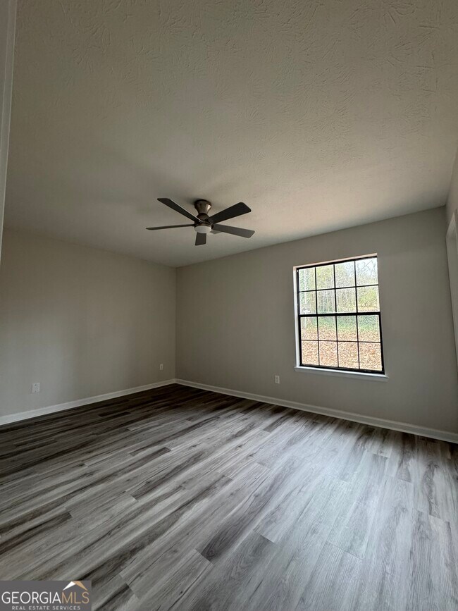 Building Photo - 3821 River Rd