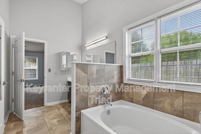 Building Photo - 10 Manor Ridge Ct