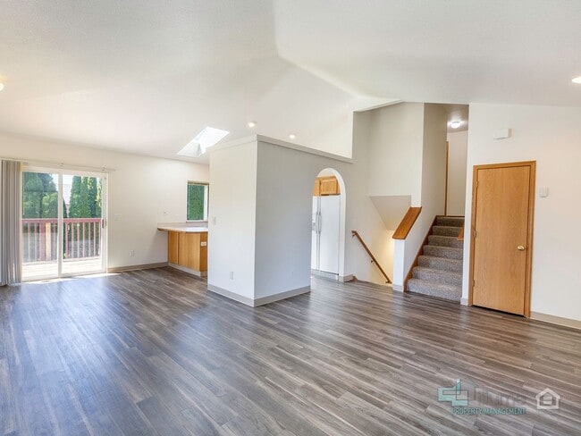 Building Photo - Stunning 3 bedroom 2.5 bathroom Home