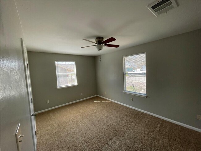 Building Photo - 1041 Lott Ave