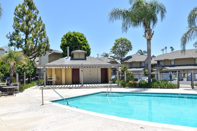 Building Photo - 3 Bedroom 2.5 Bath Hampton Court Condo Nea...