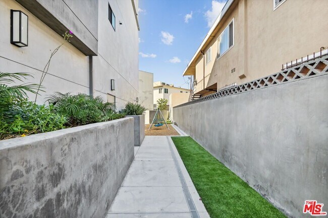 Building Photo - 819 E La Palma Dr