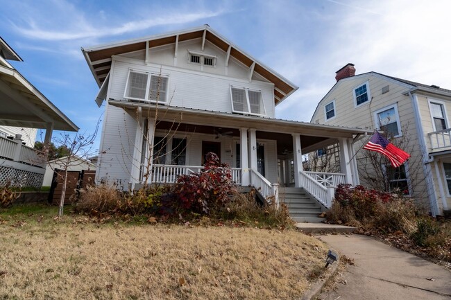 Building Photo - Gorgeous 3 Bed 2 Bath In Quiet Neighborhood