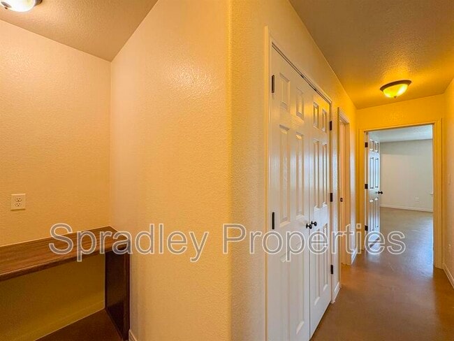 Building Photo - 517B Kendra Dr