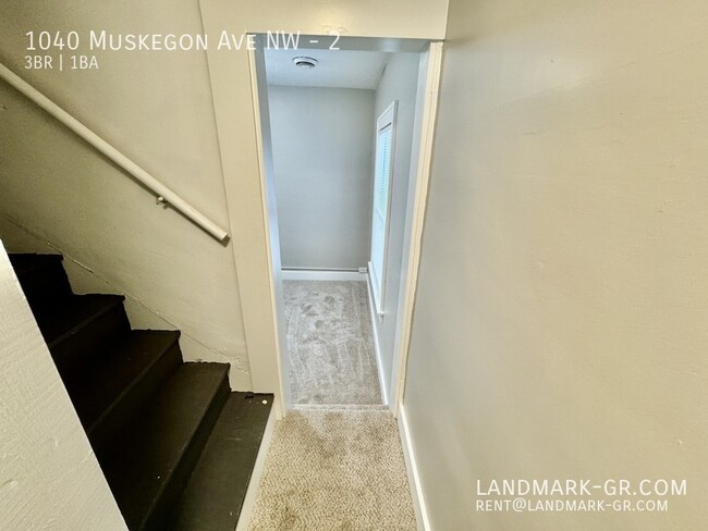 Building Photo - AVAIL NOW!! Newly renovated upper 3 bed / ...