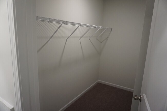 Building Photo - 602 Draymore Dr NE