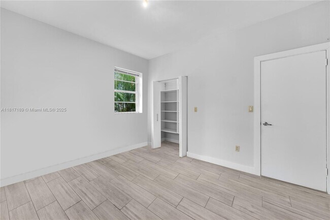 Building Photo - 1622 Bay Rd