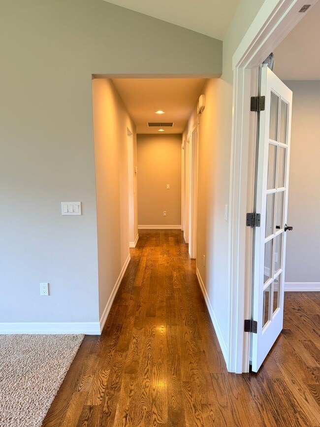 Building Photo - Luxury, golf course living with VIEWS! 3+ bed, 3 bath, three car garage and so much more!