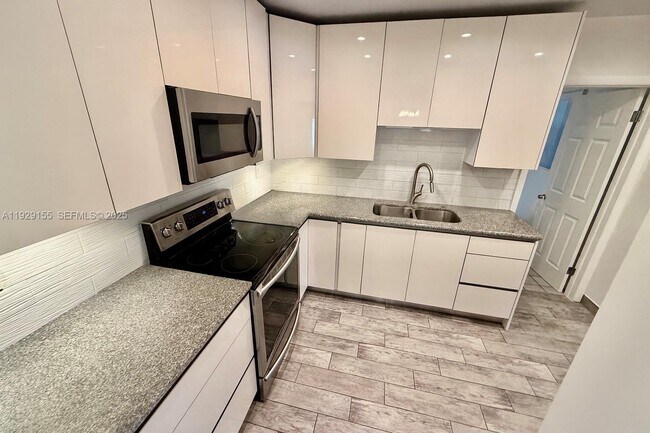 Building Photo - 8855 SW 17th Terrace