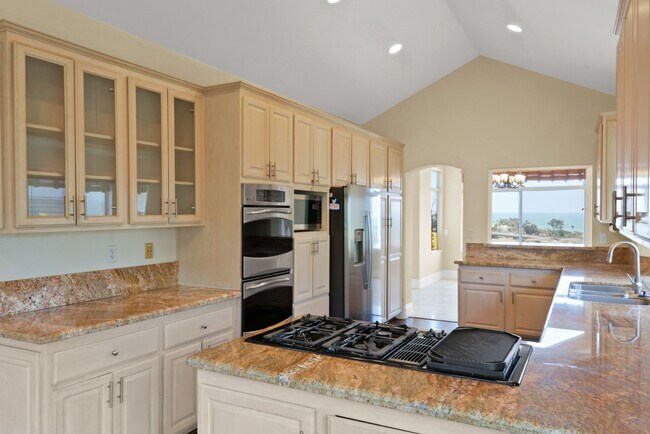 Building Photo - Stunning 3 Bed | 2.5 Bath Home with Office...