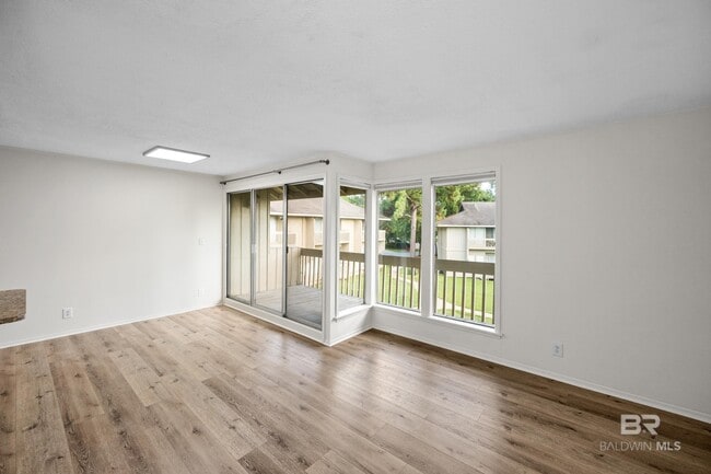 Building Photo - 2058 Sea Cliff Dr N