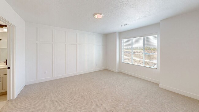 Building Photo - Stunning End Unit Townhome in Sunrise Ranch - Mapleton
