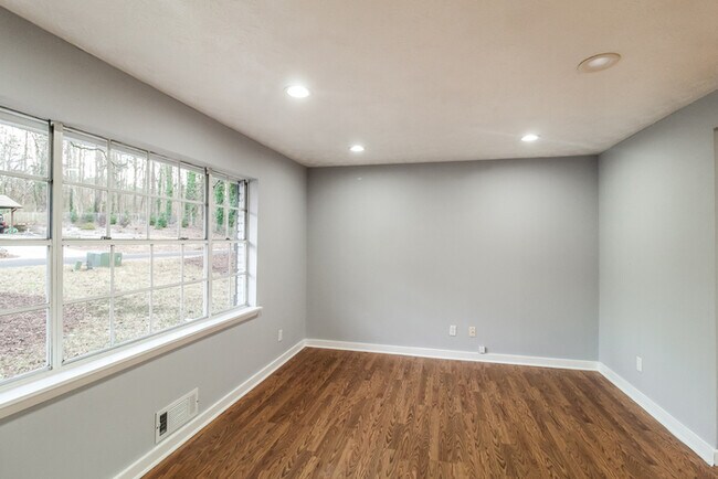 Building Photo - Fantastic 4bd/3ba home! Let yourself in!