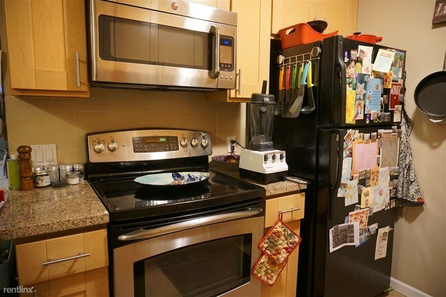 Building Photo - 660 Roble Ave