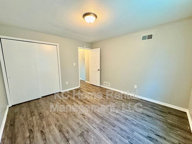 Building Photo - 513 N Troost St