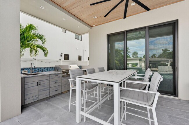 Building Photo - 785 NE 70th St