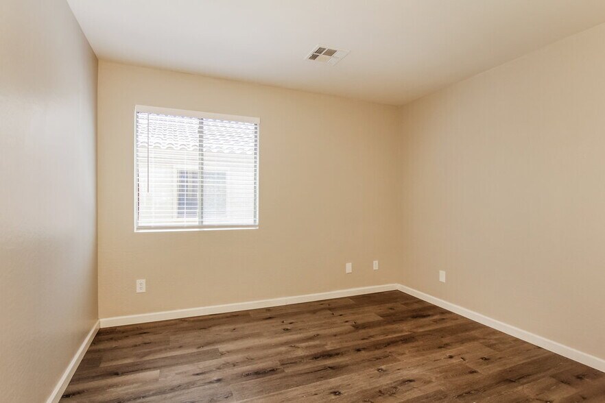 Building Photo - 1044 S 239th Ln