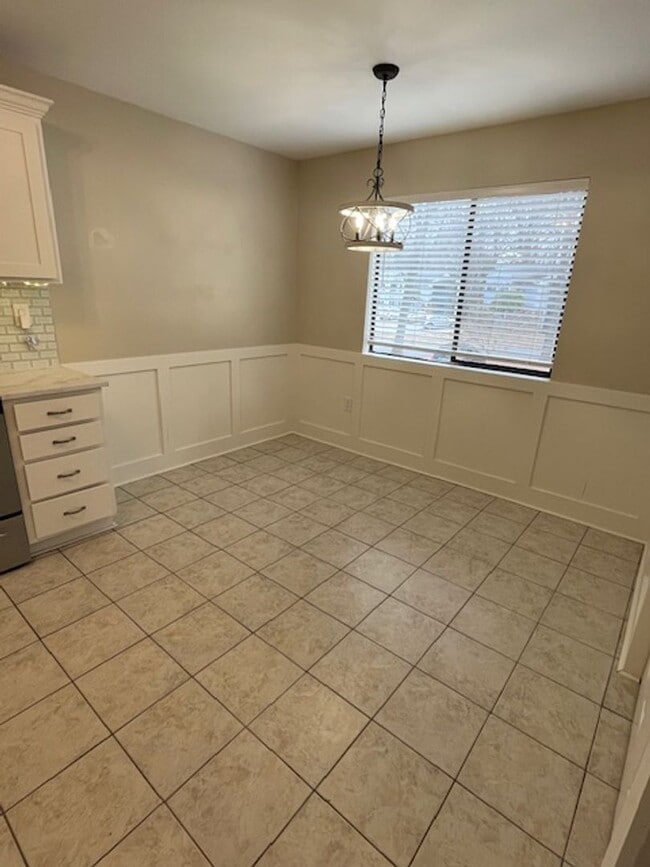 Building Photo - 2 Bedroom 1 Bath Upstairs Condo with MANY upgrades in Hunters Chase