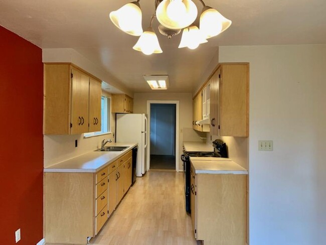 Building Photo - Bright and Spacious Rambler with Large Bac...