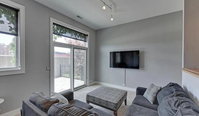 Building Photo - Luxury Downtown Condo!!