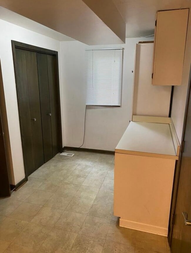 Building Photo - 2585 Longmeadow Dr