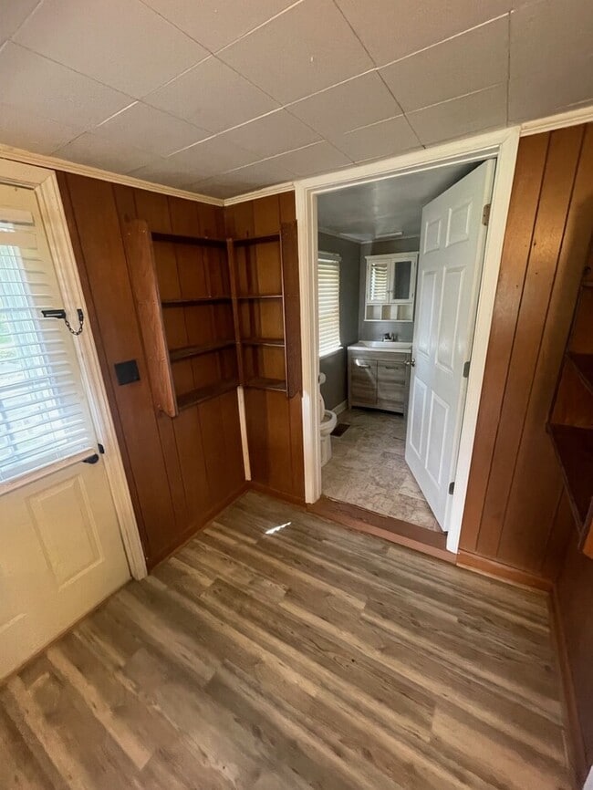 Building Photo - 2 bd 1 ba