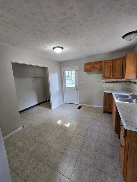 Building Photo - 7431 Sabre Ave