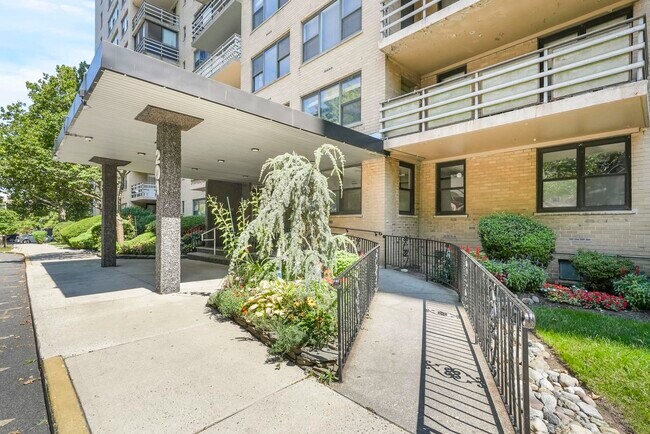 Building Photo - 201 St Pauls Ave
