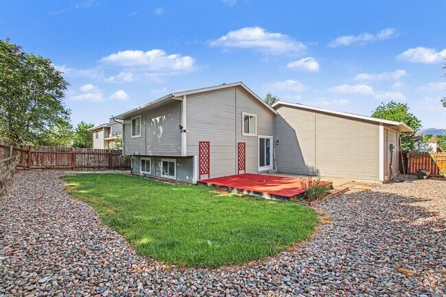 Building Photo - 3 bedroom, 2 car garage, fenced yard, updated and clean!