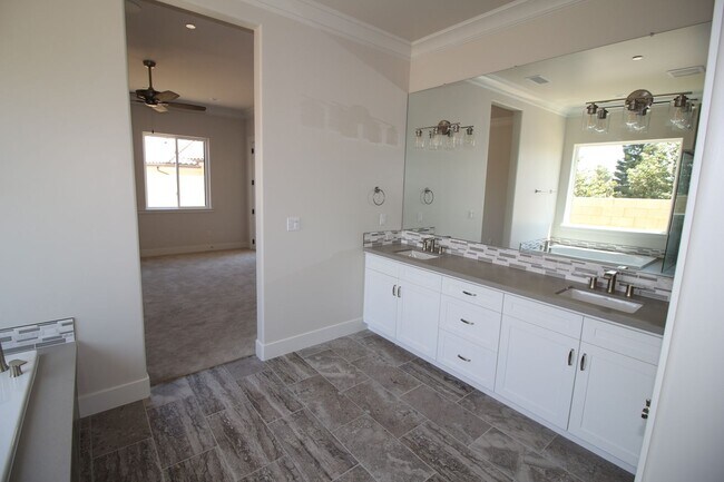 Building Photo - 2104 E Las Palmas Dr