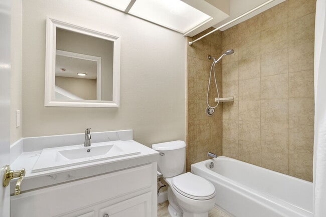 Building Photo - 6733 N Warren Ave