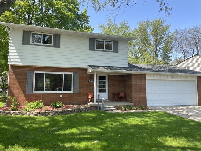Building Photo - 4 bedroom 2 bath home close to everything
