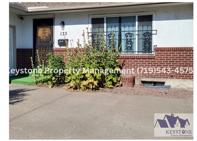 Building Photo - Pet Friendly! Sunset Park Rancher 3 Bedroo...